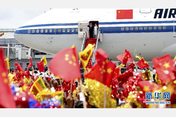 9月16日，國家主席習(xí)近平抵達(dá)科倫坡，開始對(duì)斯里蘭卡進(jìn)行國事訪問。這是習(xí)近平和夫人彭麗媛向歡迎群眾揮手致意。 新華社記者馬占成攝 