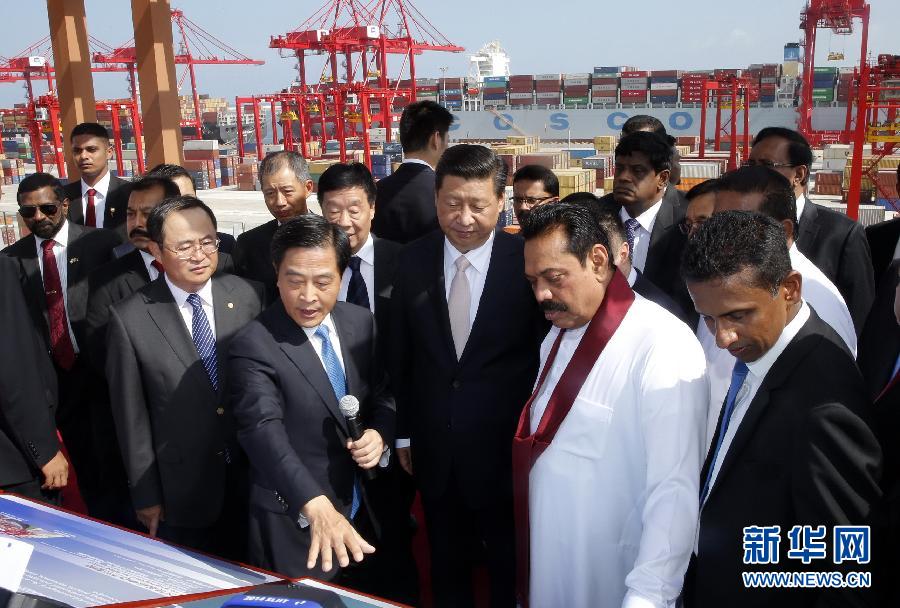 9月17日，國家主席習近平在斯里蘭卡總統(tǒng)拉賈帕克薩陪同下，考察中斯重要合作項目&mdash;&mdash;科倫坡港南集裝箱碼頭。 新華社記者 鞠鵬 攝