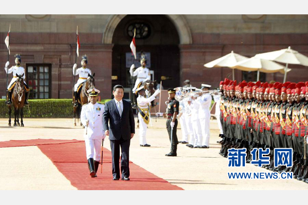 9月18日，國家主席習(xí)近平出席印度總統(tǒng)慕克吉在總統(tǒng)府舉行的隆重歡迎儀式。 新華社記者 張鐸 攝