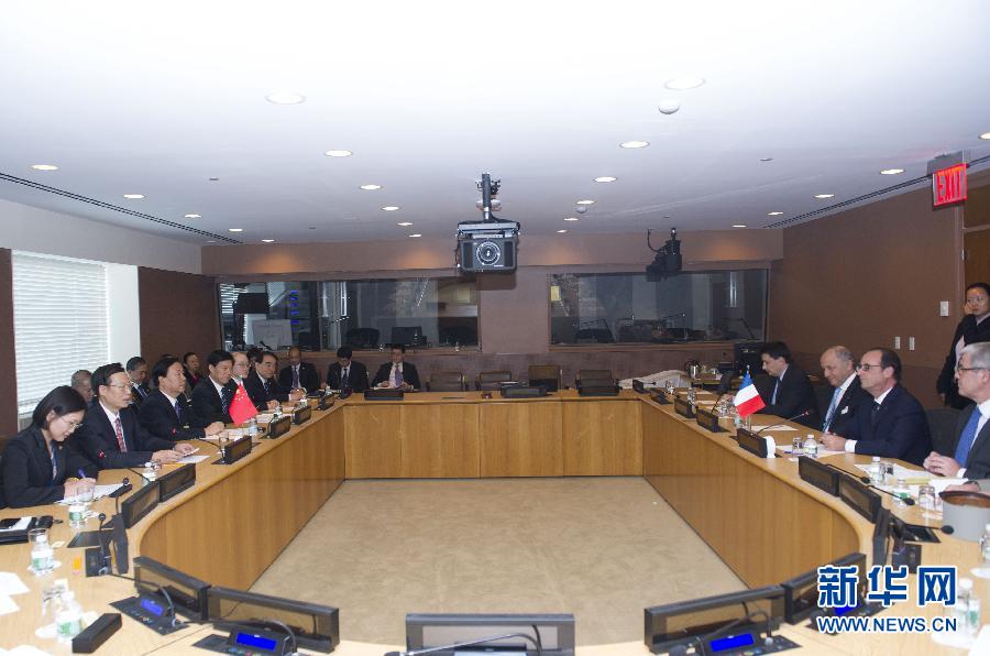 9月23日，出席聯(lián)合國(guó)氣候峰會(huì)的國(guó)家主席習(xí)近平特使、國(guó)務(wù)院副總理張高麗在紐約聯(lián)合國(guó)總部會(huì)見(jiàn)法國(guó)總統(tǒng)奧朗德。 新華社記者 王曄 攝