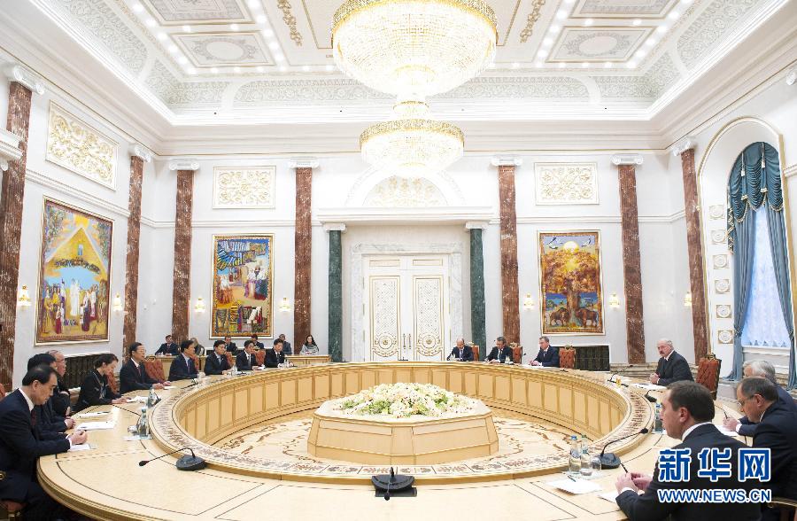 9月26日，應(yīng)邀訪問白俄羅斯的國(guó)務(wù)院副總理張高麗在明斯克會(huì)見白俄羅斯總統(tǒng)盧卡申科。新華社記者王曄攝 