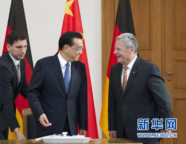 10月10日，國務(wù)院總理李克強在柏林會見德國總統(tǒng)高克。這是李克強總理與高克總統(tǒng)親切交談。 新華社記者 王曄 攝 