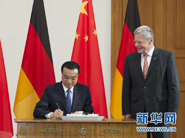 10月10日，國(guó)務(wù)院總理李克強(qiáng)在柏林會(huì)見德國(guó)總統(tǒng)高克。這是李克強(qiáng)總理在高克總統(tǒng)的陪同下在貴賓簿上簽字。 新華社記者 王曄 攝 