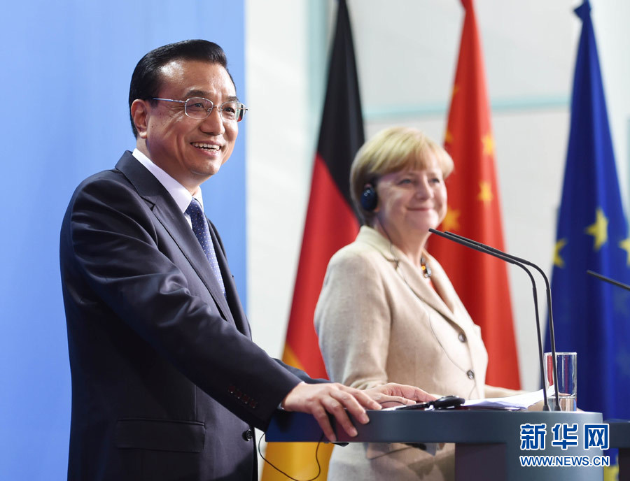 10月10日，國(guó)務(wù)院總理李克強(qiáng)在柏林與德國(guó)總理默克爾圓滿(mǎn)結(jié)束第三輪中德政府磋商后共同會(huì)見(jiàn)記者。 新華社記者 李學(xué)仁 攝 