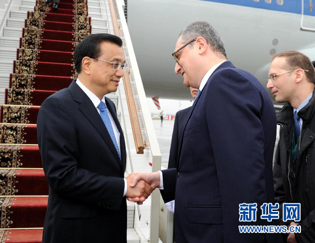 10月12日，中國國務院總理李克強乘專機抵達莫斯科，開始對俄羅斯進行正式訪問并舉行中俄總理第十九次定期會晤。俄羅斯聯(lián)邦政府高級官員到機場迎接李克強總理。新華社記者 饒愛民 攝
