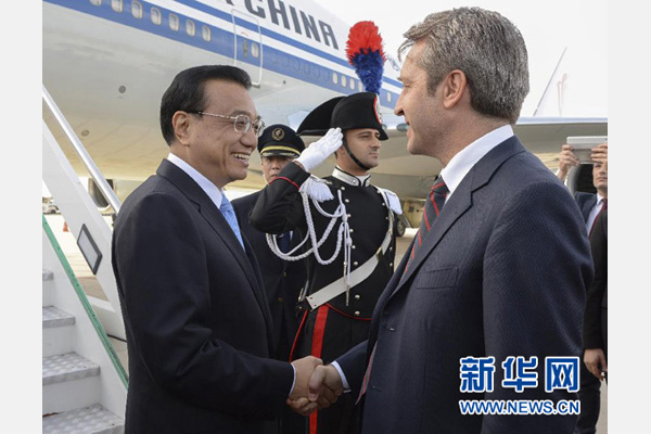 10月14日，國(guó)務(wù)院總理李克強(qiáng)乘專(zhuān)機(jī)抵達(dá)羅馬，開(kāi)始對(duì)意大利進(jìn)行正式訪問(wèn)，意大利政府高級(jí)官員到機(jī)場(chǎng)迎接。 新華社記者李學(xué)仁攝
