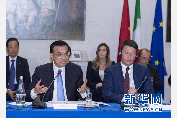 10月14日，中國國務院總理李克強在羅馬巴爾貝里尼宮與意大利總理倫齊共同會見中意企業(yè)家委員會委員及企業(yè)家代表并致辭。 新華社記者 王曄攝 