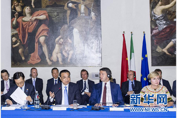 10月14日，中國國務院總理李克強在羅馬巴爾貝里尼宮與意大利總理倫齊共同會見中意企業(yè)家委員會委員及企業(yè)家代表并致辭。 新華社記者 王曄攝 