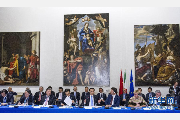 10月14日，中國國務院總理李克強在羅馬巴爾貝里尼宮與意大利總理倫齊共同會見中意企業(yè)家委員會委員及企業(yè)家代表并致辭。 新華社記者 王曄攝 