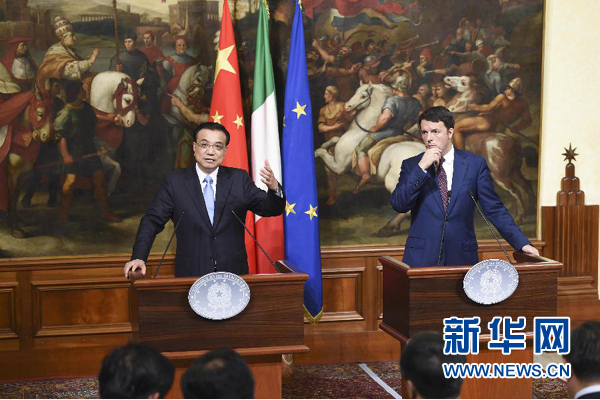 10月14日，國(guó)務(wù)院總理李克強(qiáng)在羅馬與意大利總理倫齊舉行會(huì)談后共同會(huì)見(jiàn)記者。 新華社記者 李學(xué)仁 攝