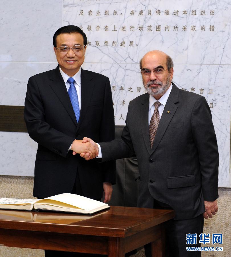 10月15日，中國國務(wù)院總理李克強在羅馬會見聯(lián)合國糧農(nóng)組織總干事格拉齊亞諾。 新華社記者 饒愛民 攝