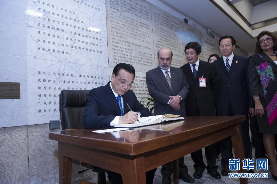 10月15日，中國國務(wù)院總理李克強在羅馬會見聯(lián)合國糧農(nóng)組織總干事格拉齊亞諾。這是李克強抵達后在貴賓簿上簽字。 新華社記者 王曄 攝