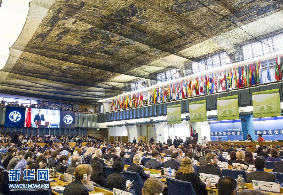 10月15日，中國國務院總理李克強在格拉齊亞諾總干事的陪同下在位于羅馬的聯(lián)合國糧農(nóng)組織總部發(fā)表演講。 新華社記者 王曄 攝 
