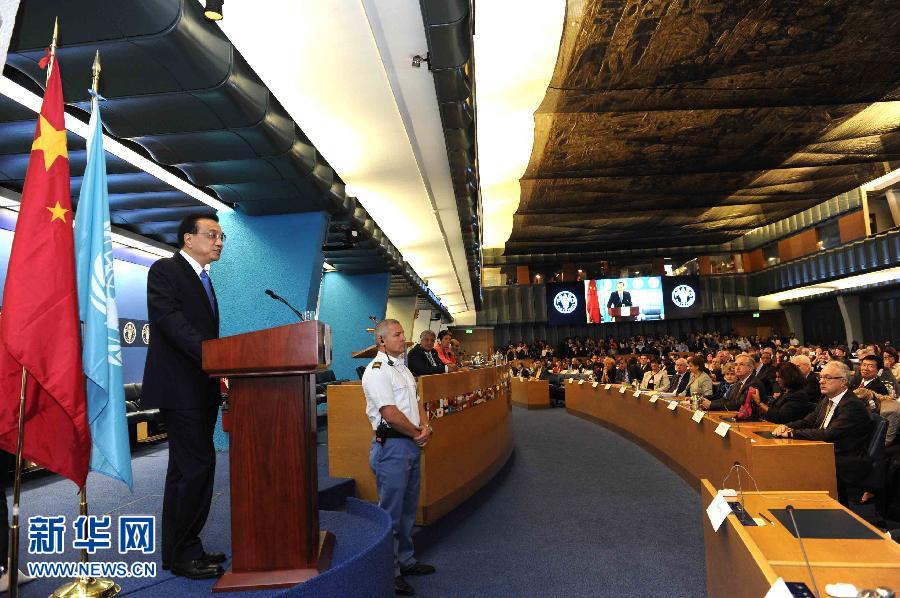 10月15日，中國國務院總理李克強在格拉齊亞諾總干事的陪同下在位于羅馬的聯(lián)合國糧農(nóng)組織總部發(fā)表演講。 新華社記者 饒愛民 攝 