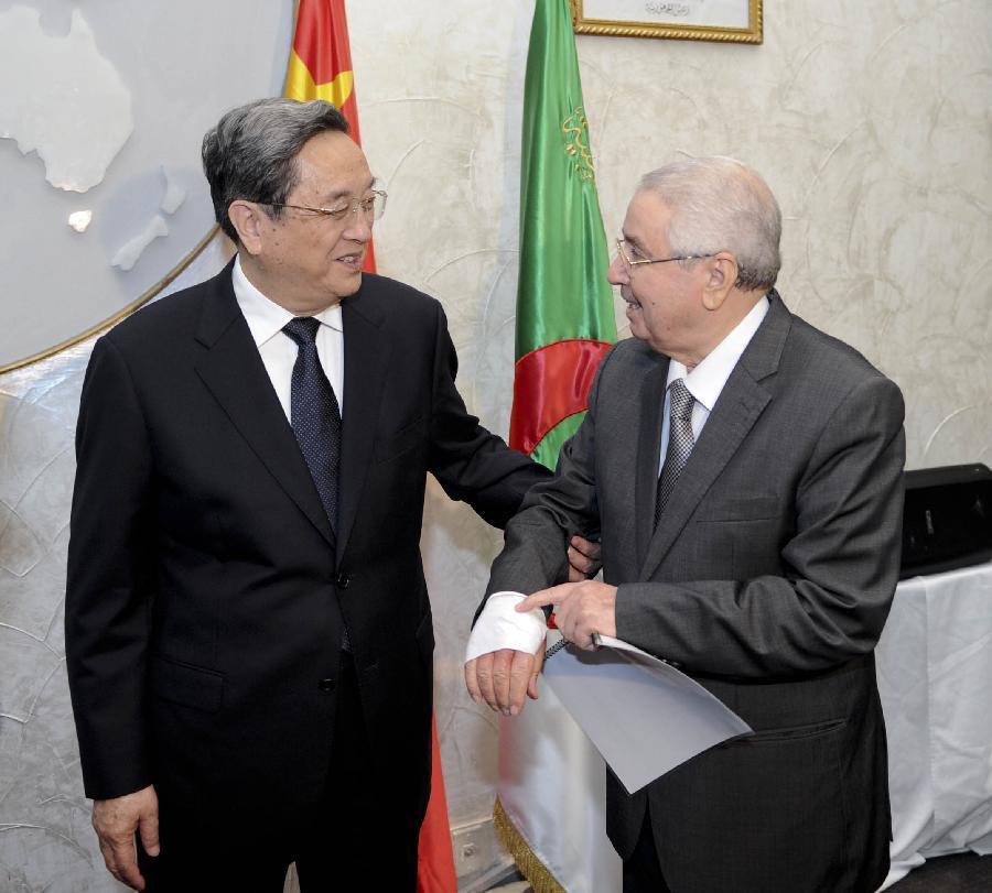 11月1日，正在阿爾及利亞進行正式友好訪問的全國政協(xié)主席俞正聲在阿爾及爾與阿民族院議長本&middot;薩拉赫舉行會談。這是俞正聲親切詢問本&middot;薩拉赫的手傷情況。新華社記者 張鐸 攝 