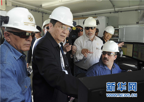 11月8日，正在約旦進(jìn)行正式友好訪問(wèn)的全國(guó)政協(xié)主席俞正聲在安曼參觀阿拉伯鉀肥公司。這是俞正聲在采鹽船上仔細(xì)詢問(wèn)開(kāi)采情況。 新華社記者 張鐸 攝