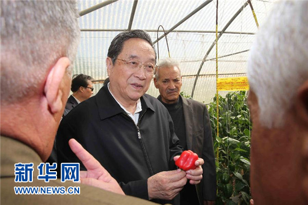 11月8日，正在約旦進(jìn)行正式友好訪問(wèn)的全國(guó)政協(xié)主席俞正聲在約旦河谷參觀碩果農(nóng)業(yè)合作社。 新華社記者 劉衛(wèi)兵 攝 