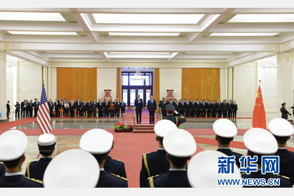 11月12日，國(guó)家主席習(xí)近平在北京人民大會(huì)堂舉行歡迎儀式，歡迎美國(guó)總統(tǒng)奧巴馬對(duì)中國(guó)進(jìn)行國(guó)事訪問(wèn)。 新華社記者 馬占成 攝