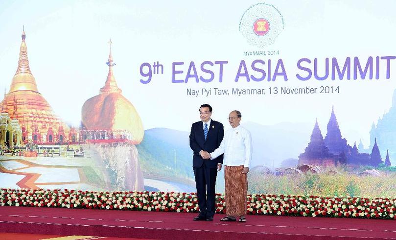 11月13日，中國(guó)國(guó)務(wù)院總理李克強(qiáng)在內(nèi)比都出席第九屆東亞峰會(huì)并發(fā)言。這是峰會(huì)開始前，東盟輪值主席國(guó)緬甸聯(lián)邦共和國(guó)總統(tǒng)吳登盛迎接李克強(qiáng)總理。新華社記者 李濤 攝 