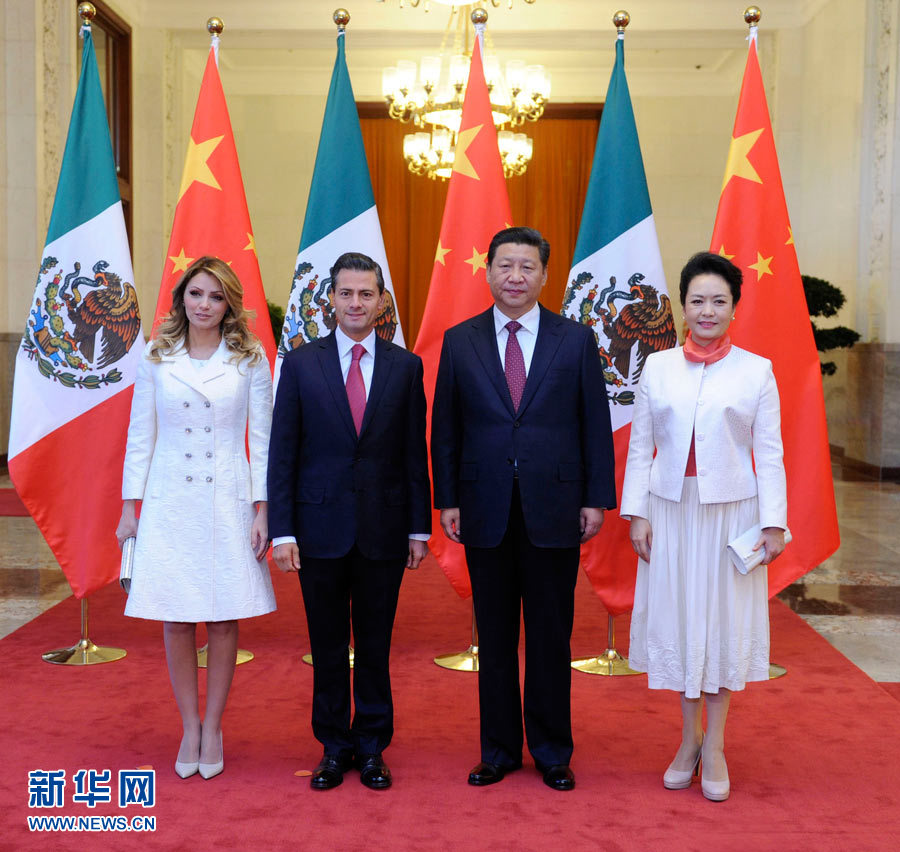 11月13日，國家主席習近平在北京人民大會堂北大廳舉行儀式，歡迎墨西哥總統(tǒng)培尼亞對中國進行國事訪問。這是習近平和夫人彭麗媛同培尼亞夫婦合影。 新華社記者 張鐸 攝