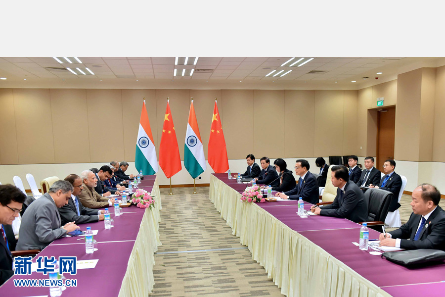 11月13日，中國國務(wù)院總理李克強在緬甸內(nèi)比都會見印度總理莫迪。 新華社記者 李濤 攝