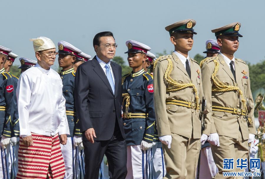 11月14日，國務(wù)院總理李克強(qiáng)在內(nèi)比都同緬甸總統(tǒng)吳登盛舉行會(huì)談。這是會(huì)談前，吳登盛在緬甸總統(tǒng)府前廣場為李克強(qiáng)舉行隆重的歡迎儀式。新華社記者 王曄 攝
