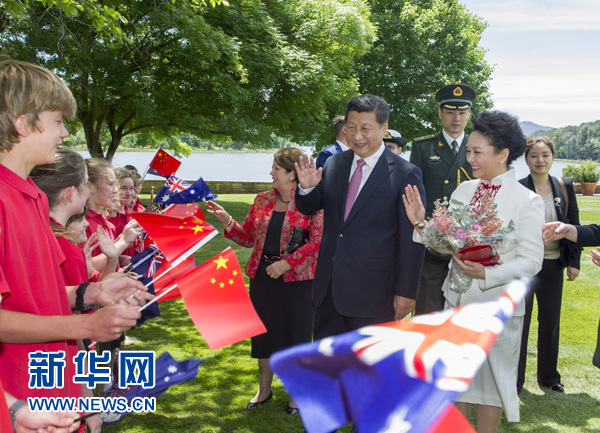 11月17日，中國國家主席習(xí)近平在堪培拉會見澳大利亞總督科斯格羅夫。會見前，科斯格羅夫在總督府草坪為習(xí)近平舉行隆重歡迎儀式。習(xí)近平和夫人彭麗媛抵達時，受到科斯格羅夫總督夫婦熱情迎接。新華社記者謝環(huán)馳 攝 