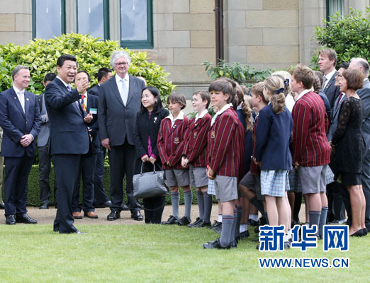 11月18日，國家主席習(xí)近平在澳大利亞塔斯馬尼亞州與朗塞斯頓市斯科奇－歐克伯恩小學(xué)的小學(xué)生共同植樹。新華社記者 姚大偉 攝