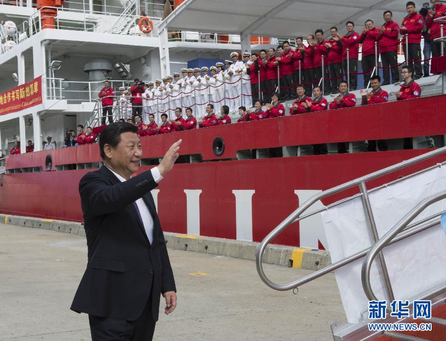 11月18日，正在澳大利亞塔斯馬尼亞州首府霍巴特訪問(wèn)的中國(guó)國(guó)家主席習(xí)近平在澳大利亞總理阿博特陪同下參觀南極科考項(xiàng)目并慰問(wèn)兩國(guó)科考人員。這是習(xí)近平在霍巴特港看望正在這里補(bǔ)給的&ldquo;雪龍&rdquo;號(hào)全體科考人員。新華社記者李學(xué)仁攝 