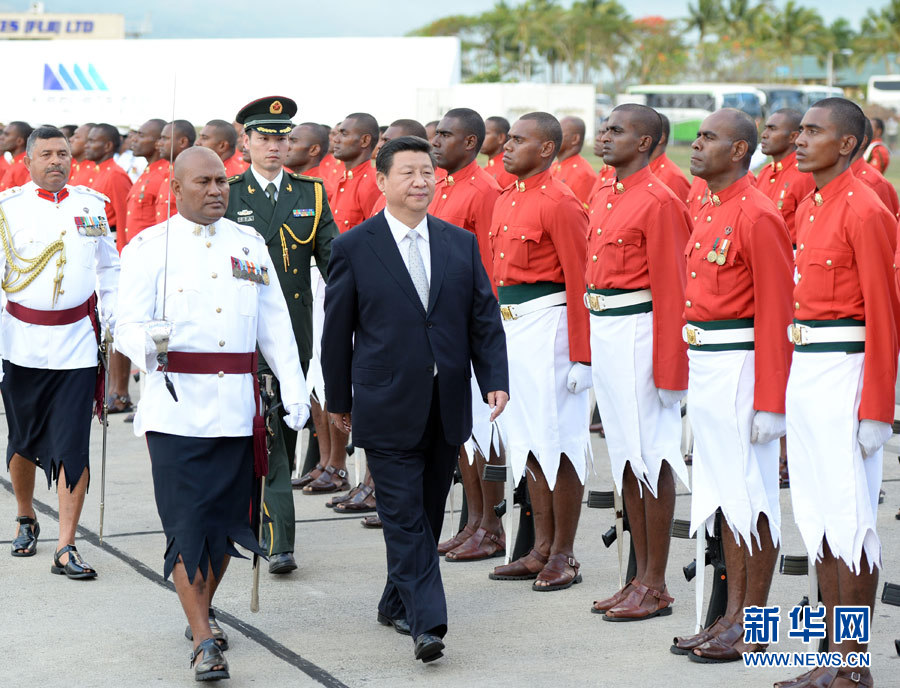 11月21日，國(guó)家主席習(xí)近平抵達(dá)楠迪，開始對(duì)斐濟(jì)進(jìn)行國(guó)事訪問并將同太平洋建交島國(guó)領(lǐng)導(dǎo)人舉行會(huì)晤。這是習(xí)近平主席在機(jī)場(chǎng)出席斐濟(jì)總理姆拜尼馬拉馬舉行的隆重歡迎儀式。 新華社記者馬占成攝 