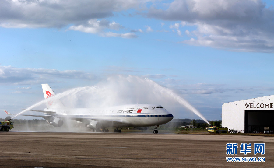  11月21日，國(guó)家主席習(xí)近平抵達(dá)楠迪，開始對(duì)斐濟(jì)進(jìn)行國(guó)事訪問并將同太平洋建交島國(guó)領(lǐng)導(dǎo)人舉行會(huì)晤。圖為習(xí)近平乘坐的專機(jī)在楠迪國(guó)際機(jī)場(chǎng)跑道上滑行穿過&ldquo;水門&rdquo;，這是當(dāng)?shù)亟o予最尊貴客人的禮遇，表達(dá)為客人&ldquo;洗塵&rdquo;。 新華社記者丁林?jǐn)z 