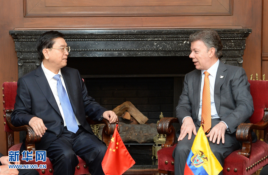 11月24日，正在哥倫比亞進(jìn)行正式友好訪問的全國人大常委會委員長張德江在波哥大會見哥倫比亞總統(tǒng)桑托斯。 新華社記者 劉建生 攝