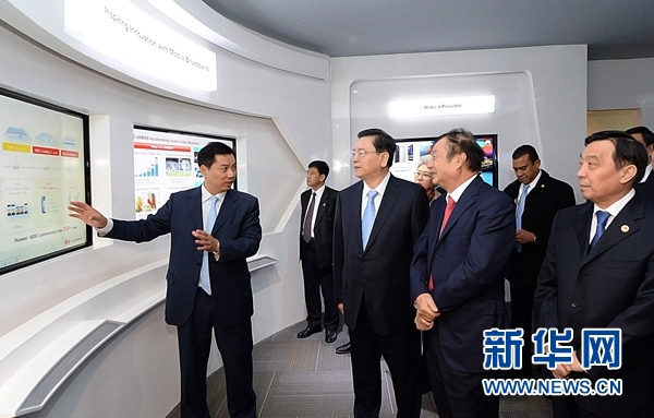 11月26日，正在墨西哥進行正式友好訪問的全國人大常委會委員長張德江在墨西哥城視察華為公司拉美北地區(qū)部。 新華社記者劉建生攝