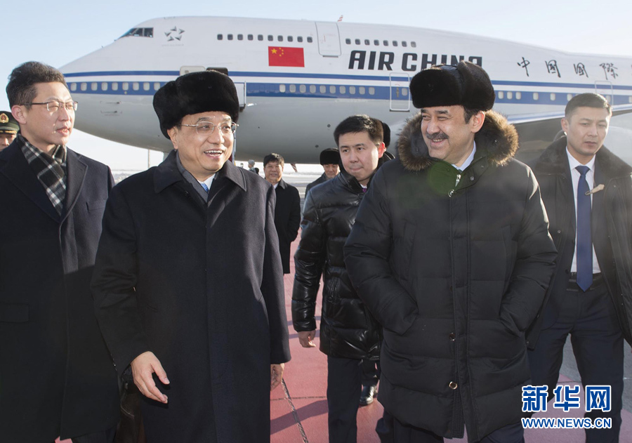  12月14日，應哈薩克斯坦共和國總理馬西莫夫邀請，國務院總理李克強乘專機抵達阿斯塔納國際機場，開始對哈薩克斯坦進行正式訪問，舉行中哈總理第二次定期會晤，并出席上海合作組織成員國政府首腦理事會第十三次會議。這是馬西莫夫到機場迎接李克強。新華社記者 黃敬文 攝 