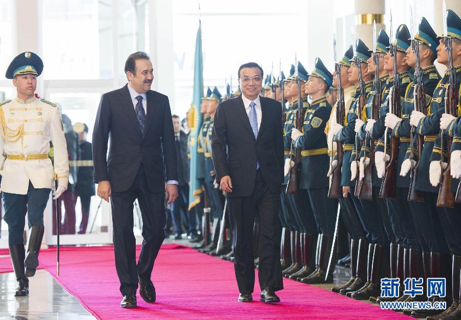 12月14日，應哈薩克斯坦共和國總理馬西莫夫邀請，國務院總理李克強乘專機抵達阿斯塔納國際機場，開始對哈薩克斯坦進行正式訪問，舉行中哈總理第二次定期會晤，并出席上海合作組織成員國政府首腦理事會第十三次會議。馬西莫夫到機場迎接李克強，并舉行隆重的歡迎儀式。新華社記者 黃敬文 攝