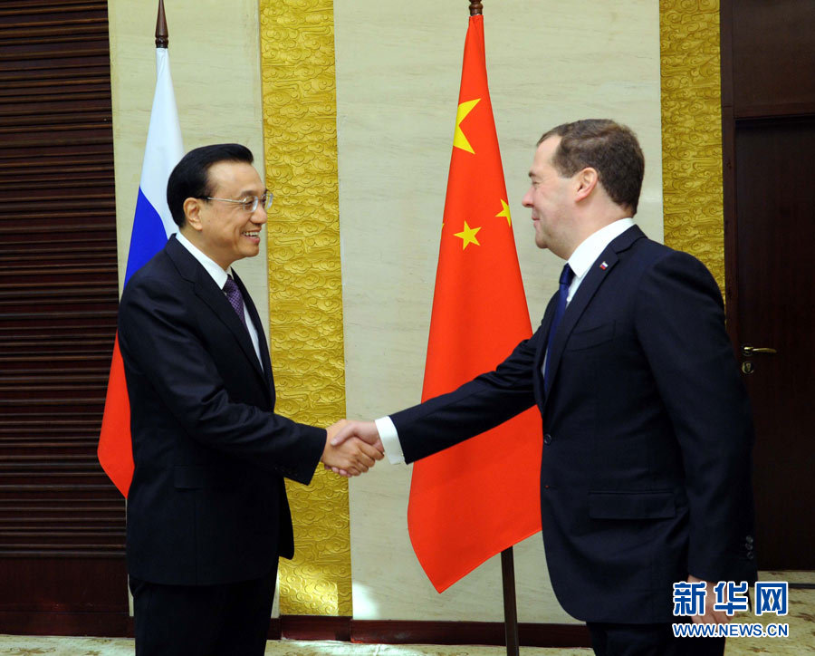 12月15日，中國(guó)國(guó)務(wù)院總理李克強(qiáng)在阿斯塔納會(huì)見(jiàn)俄羅斯總理梅德韋杰夫。 新華社記者 饒愛(ài)民 攝