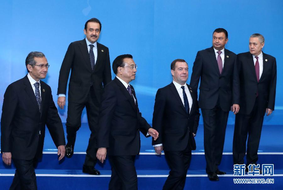 12月15日，中國國務(wù)院總理李克強(qiáng)在阿斯塔納出席上海合作組織成員國政府首腦理事會第十三次會議。這是與會領(lǐng)導(dǎo)人集體合影后走向會場。新華社記者 龐興雷 攝 
