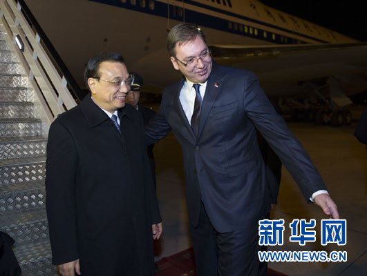 12月15日，國務(wù)院總理李克強抵達(dá)貝爾格萊德，出席中國－中東歐國家領(lǐng)導(dǎo)人會晤并正式訪問塞爾維亞，塞爾維亞總理武契奇到機場迎接。新華社記者 黃敬文 攝