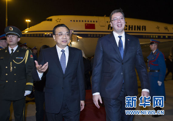 12月15日，國務(wù)院總理李克強抵達(dá)貝爾格萊德，出席中國－中東歐國家領(lǐng)導(dǎo)人會晤并正式訪問塞爾維亞，塞爾維亞總理武契奇到機場迎接。新華社記者 黃敬文 攝