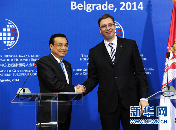 12月16日，國(guó)務(wù)院總理李克強(qiáng)在貝爾格萊德出席第三次中國(guó)-中東歐國(guó)家領(lǐng)導(dǎo)人會(huì)晤后，與塞爾維亞總理武契奇共同會(huì)見記者。 新華社記者饒愛民 攝