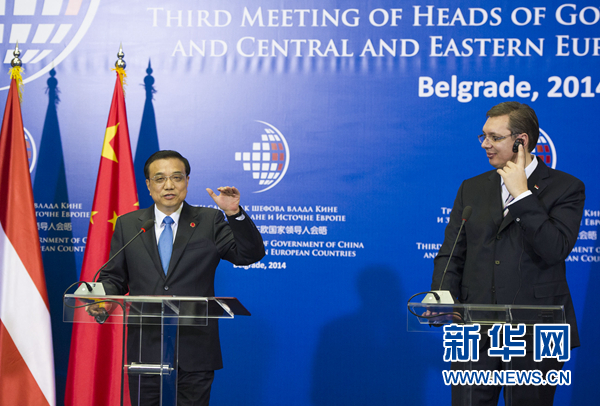 12月16日，國(guó)務(wù)院總理李克強(qiáng)在貝爾格萊德出席第三次中國(guó)-中東歐國(guó)家領(lǐng)導(dǎo)人會(huì)晤后，與塞爾維亞總理武契奇共同會(huì)見記者。 新華社記者黃敬文 攝