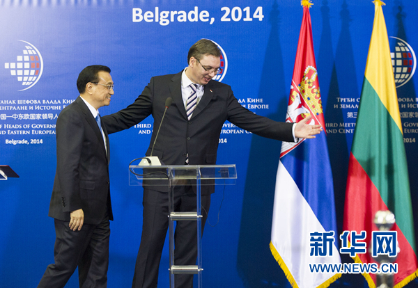 12月16日，國(guó)務(wù)院總理李克強(qiáng)在貝爾格萊德出席第三次中國(guó)-中東歐國(guó)家領(lǐng)導(dǎo)人會(huì)晤后，與塞爾維亞總理武契奇共同會(huì)見記者。 新華社記者黃敬文 攝