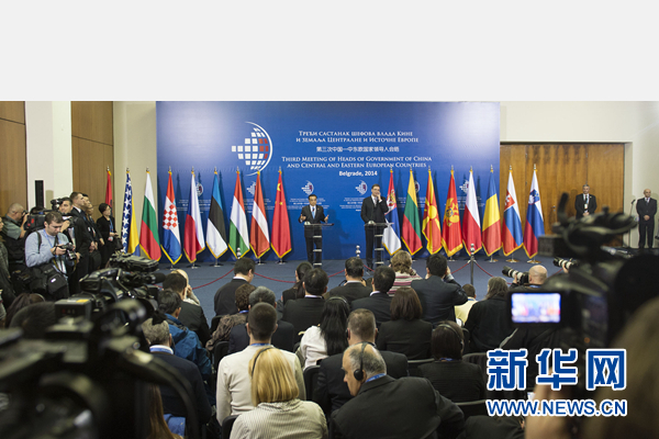 12月16日，國(guó)務(wù)院總理李克強(qiáng)在貝爾格萊德出席第三次中國(guó)-中東歐國(guó)家領(lǐng)導(dǎo)人會(huì)晤后，與塞爾維亞總理武契奇共同會(huì)見記者。 新華社記者黃敬文 攝