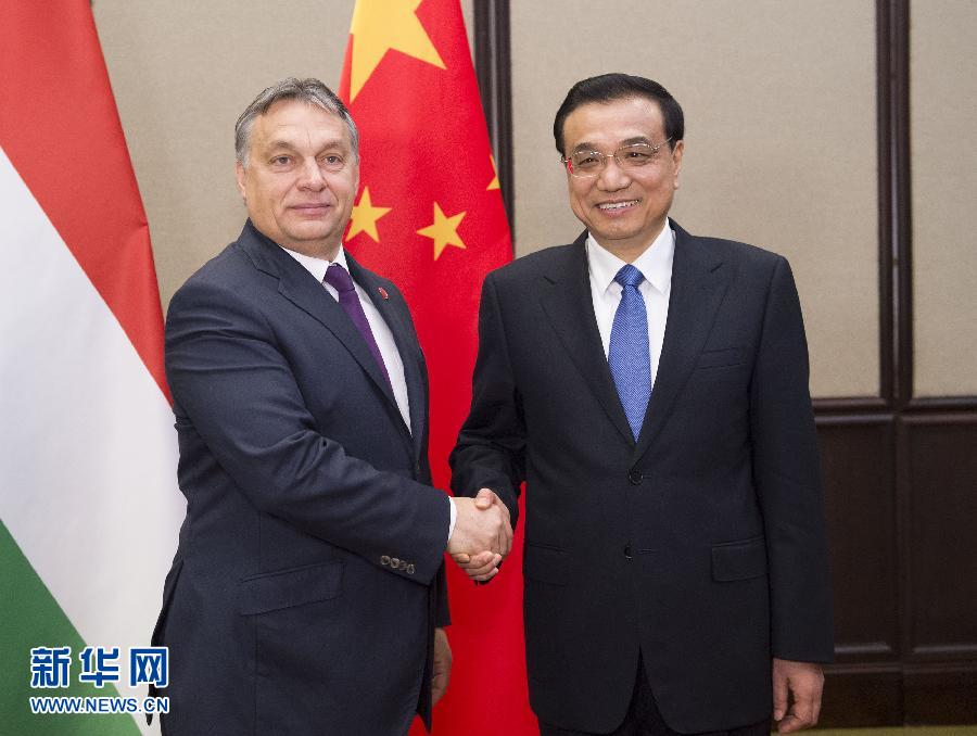 12月17日，中國國務(wù)院總理李克強(qiáng)在貝爾格萊德會見匈牙利總理歐爾班。 新華社記者黃敬文攝 