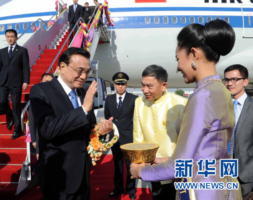 12月19日，中國國務(wù)院總理李克強(qiáng)抵達(dá)曼谷，出席大湄公河次區(qū)域經(jīng)濟(jì)合作領(lǐng)導(dǎo)人第五次會(huì)議。新華社記者饒愛民攝