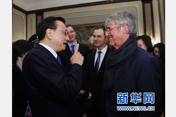 12月18日，中國國務(wù)院總理李克強(qiáng)在貝爾格萊德市政廳接受&ldquo;貝爾格萊德榮譽(yù)市民&rdquo;證書，塞爾維亞總理武契奇陪同出席。隨后，李克強(qiáng)同塞各界知名人士親切會見并互動交流。這是李克強(qiáng)同著名足球教練米盧蒂諾維奇親切交談。新華社記者 饒愛民 攝