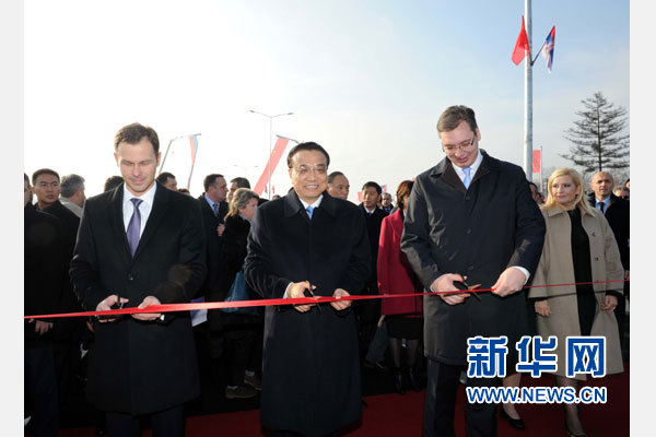 12月18日，中國國務(wù)院總理李克強(qiáng)在貝爾格萊德同塞爾維亞總理武契奇共同出席貝爾格萊德跨多瑙河大橋竣工儀式。這是李克強(qiáng)與武契奇為新建成的大橋剪彩。新華社記者 饒愛民 攝
