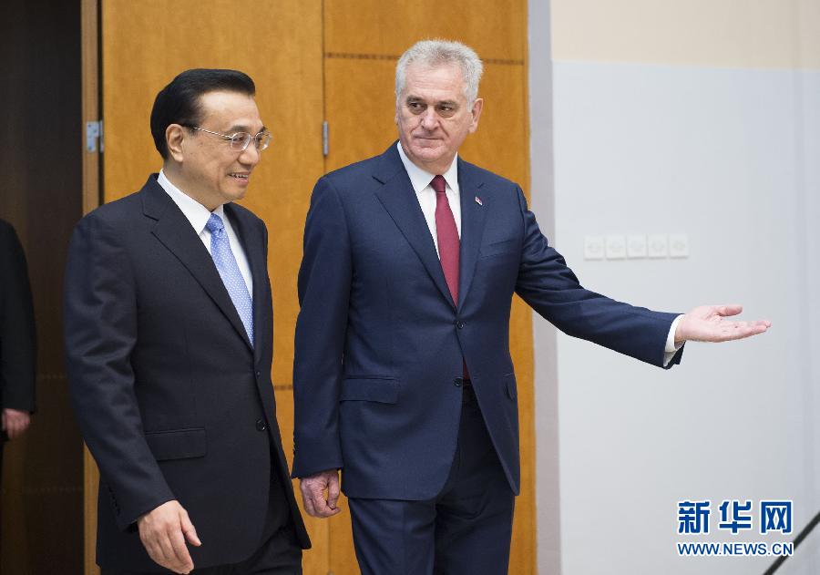 12月18日，國務(wù)院總理李克強(qiáng)在貝爾格萊德會(huì)見塞爾維亞總統(tǒng)尼科利奇。 新華社記者 黃敬文 攝 