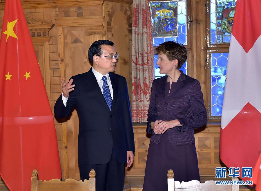 1月21日，國務(wù)院總理李克強在達(dá)沃斯同瑞士聯(lián)邦主席索馬魯加舉行會談。這是會談結(jié)束后，李克強與索馬魯加共同出席雙邊金融、食品、藥品、科研、人員往來等領(lǐng)域合作文件簽字儀式。新華社記者 李濤 攝