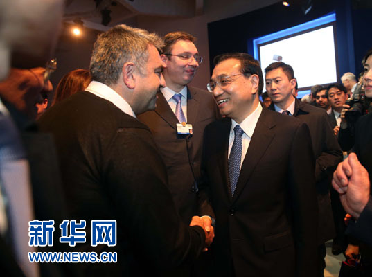 1月21日，中國(guó)國(guó)務(wù)院總理李克強(qiáng)在瑞士達(dá)沃斯舉行的世界經(jīng)濟(jì)論壇全會(huì)發(fā)表特別致辭并回答提問(wèn)。這是李克強(qiáng)在致辭后同與會(huì)嘉賓親切交談。新華社記者 劉衛(wèi)兵 攝